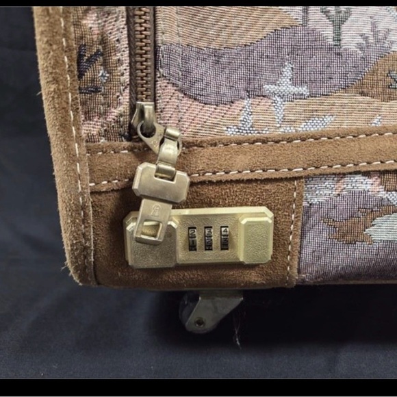 Vintage French Luggage Countryside with Unicorns Tapestry Travel Bag with cover - Picture 9 of 15